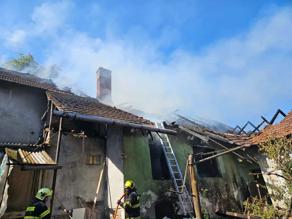 FOTO: Na Vyškovsku hořel rodinný dům. Dva lidé se zranili, na hasiče spadl trám