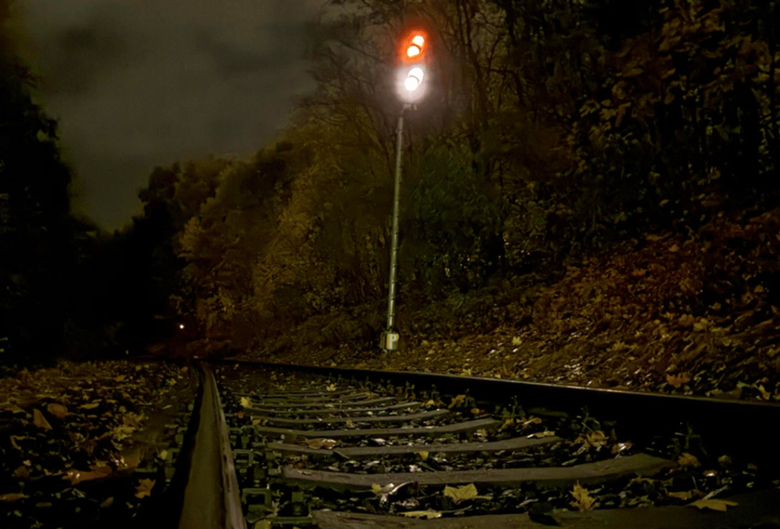 Muže v bezvědomí odtáhli strážníci z kolejí, za chvíli jel vlak. Našli ho náhodou