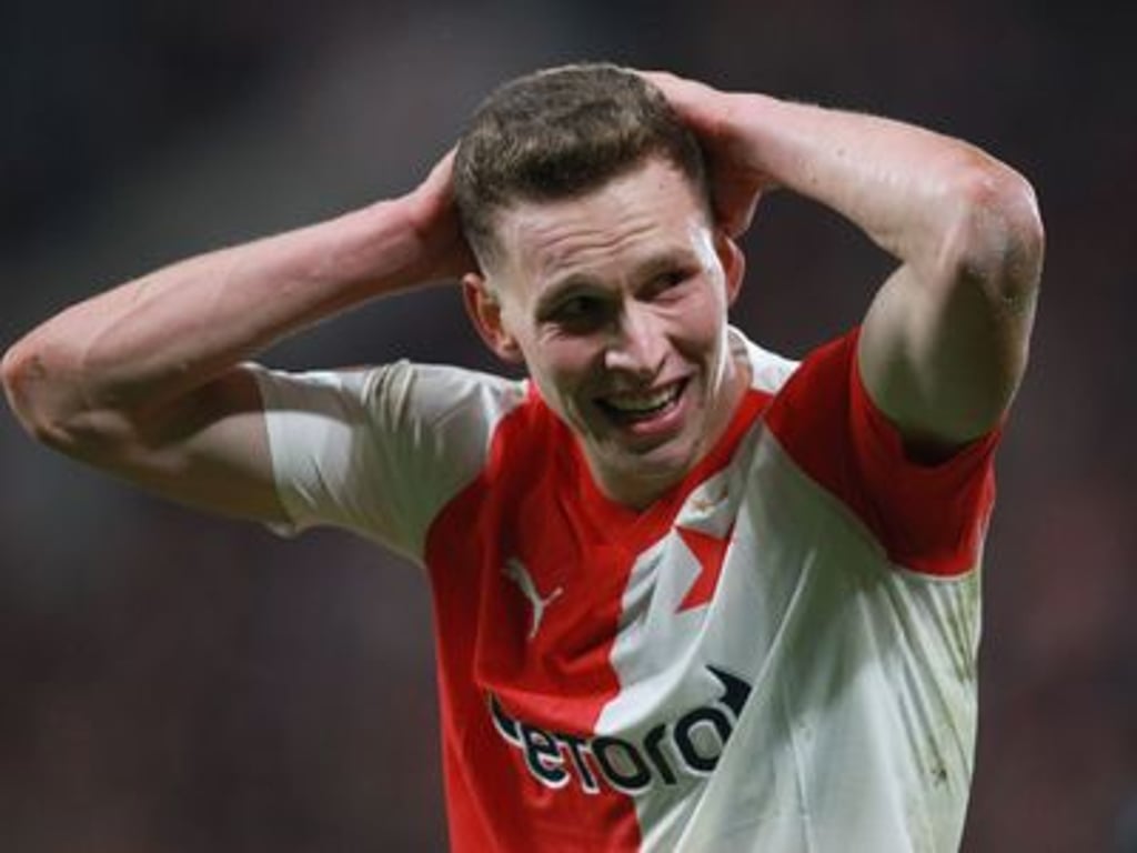 Stupidní zákrok. Tohle by neměl dělat, nechápal slávista Provod soupeře z Teplic