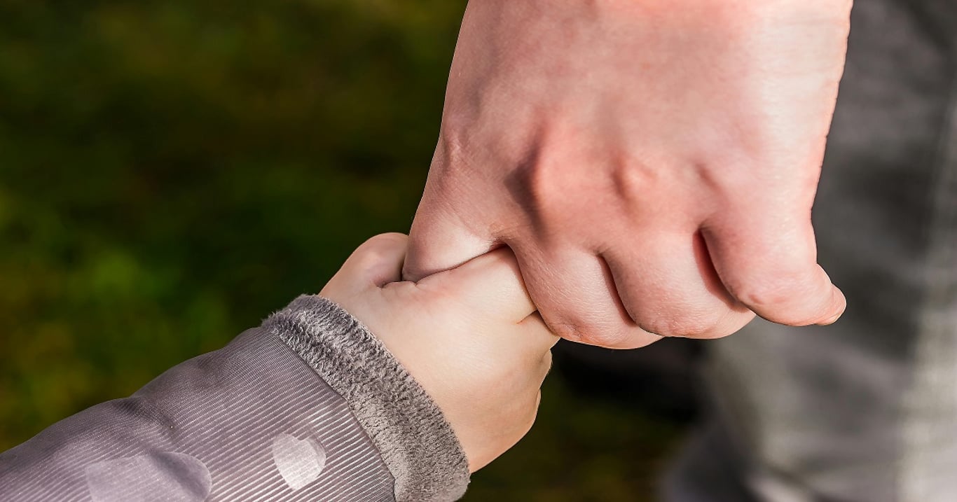 Varování všem rodičům: Cizí muž se před základní školou pokusil unést malou holčičku. Může se teď pohybovat kdekoliv