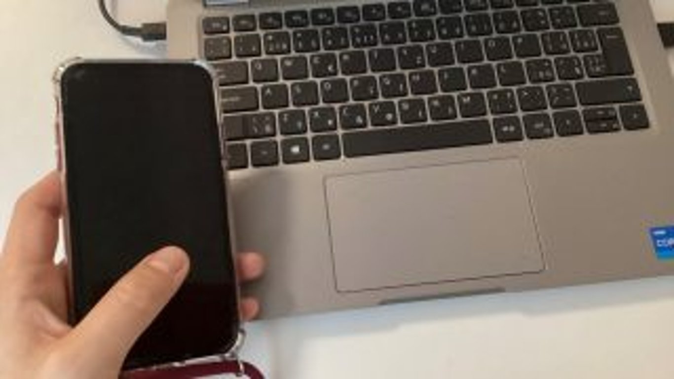 Čechům v poslední době chodí falešné SMS zprávy. Po jejich rozkliknutí je krátká cesta k tomu, aby vám vzali peníze z banky