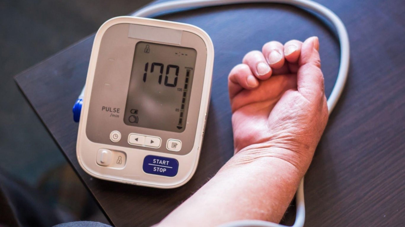 Nečekané příznaky vysokého krevního tlaku, které většina lidí ignoruje. Lékaři varují, že kdo je nepozná včas, riskuje život