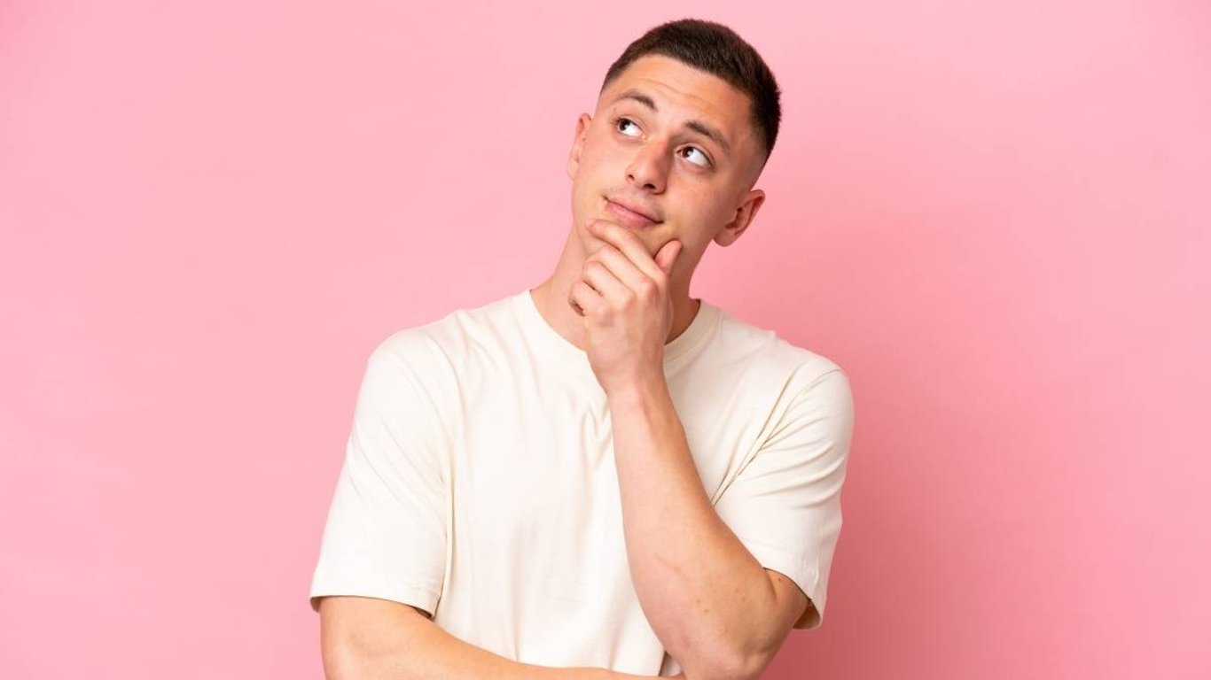 Jen 4 % Čechů dokáže najít všechny skryté objekty na fotce z letní dovolené