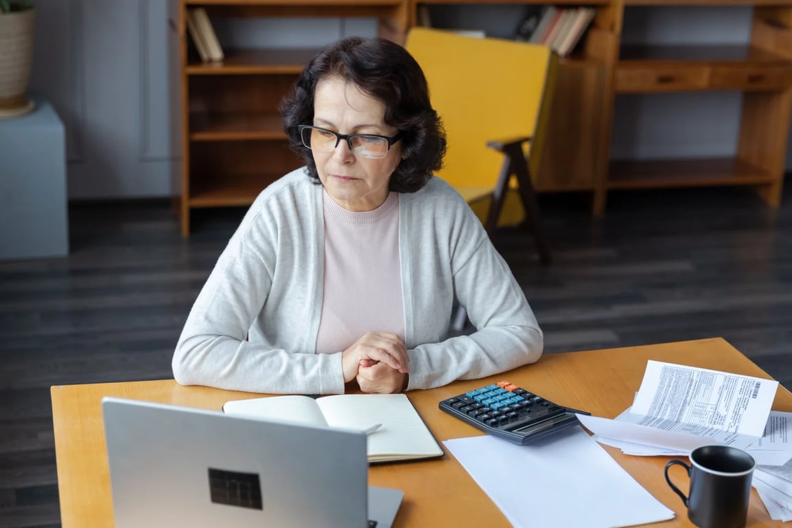 Nepříjemné překvapení od vlády: důchodový věk se opět zvedá. Kdo si plánoval odpočinek, ten bude zklamán.