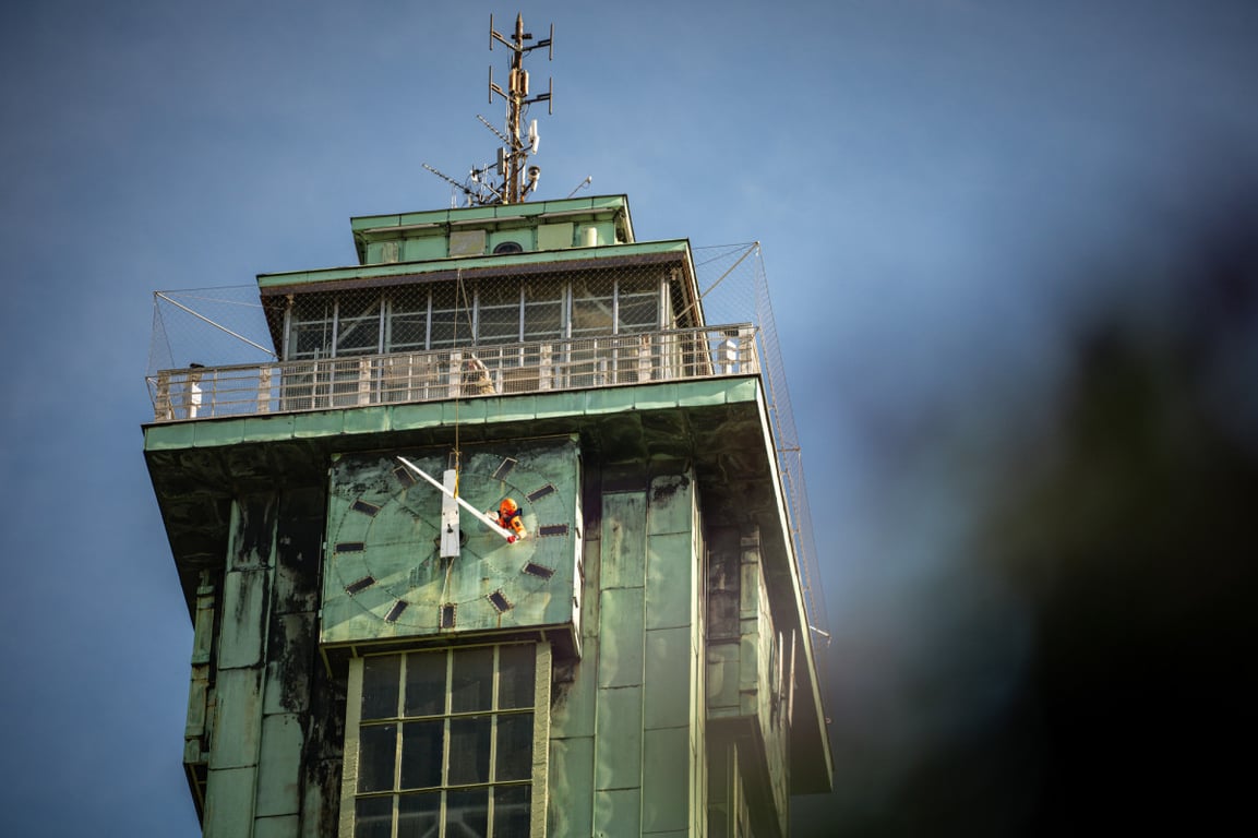 Ostrava po zhruba půl století renovuje ručičky hodin na věži Nové radnice