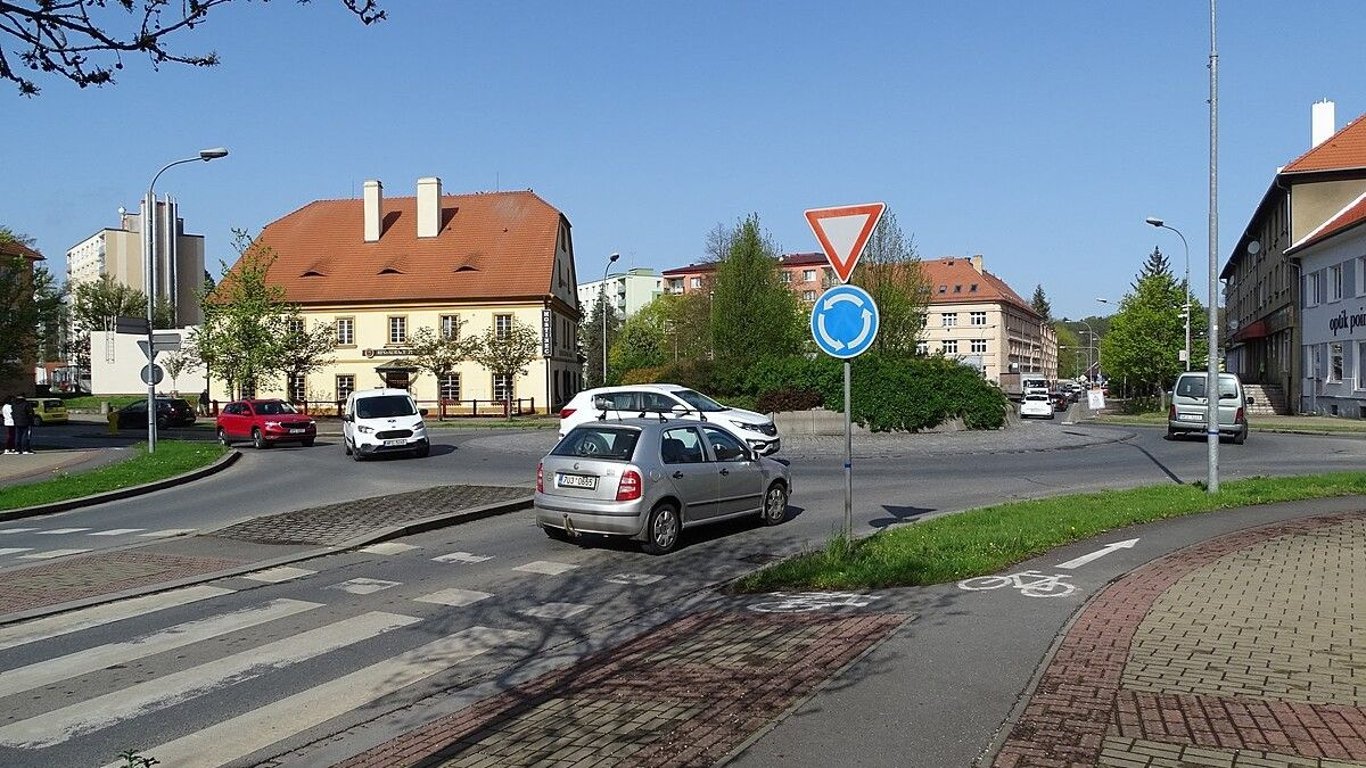 Pozor při výjezdu z kruhového objezdu. V zahraničí z toho vznikl výnosný pojistný podvod