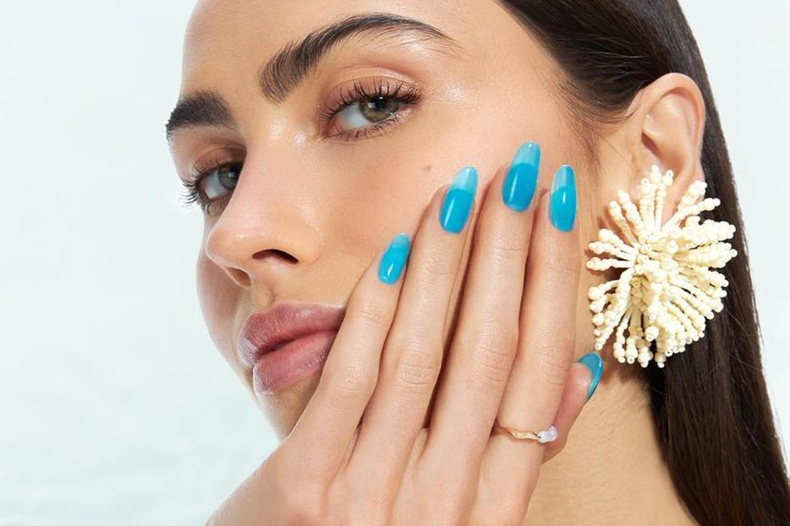 Nehty jako želatina. Jelly manikúra je trend, který může být jemný i extravagantní