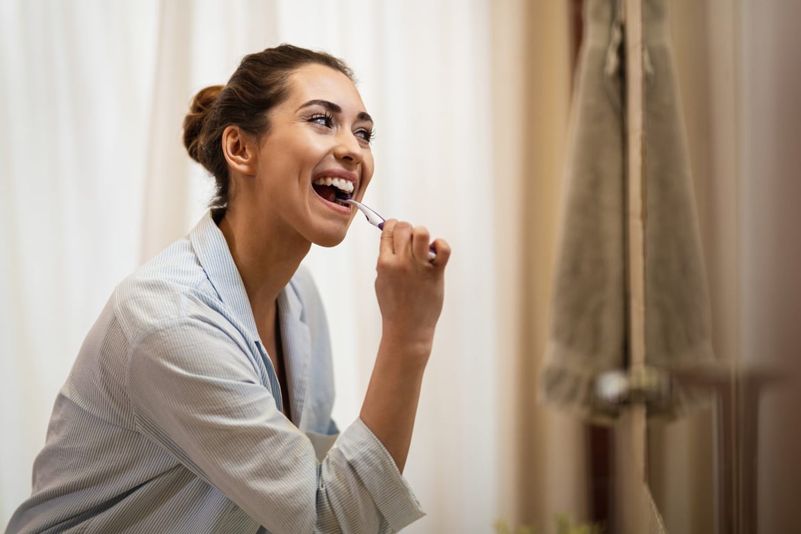 Češi přišli s novým způsobem čištění zubů. Dentista se k tomu vyjádřil a řekl, že to je úplný nesmysl