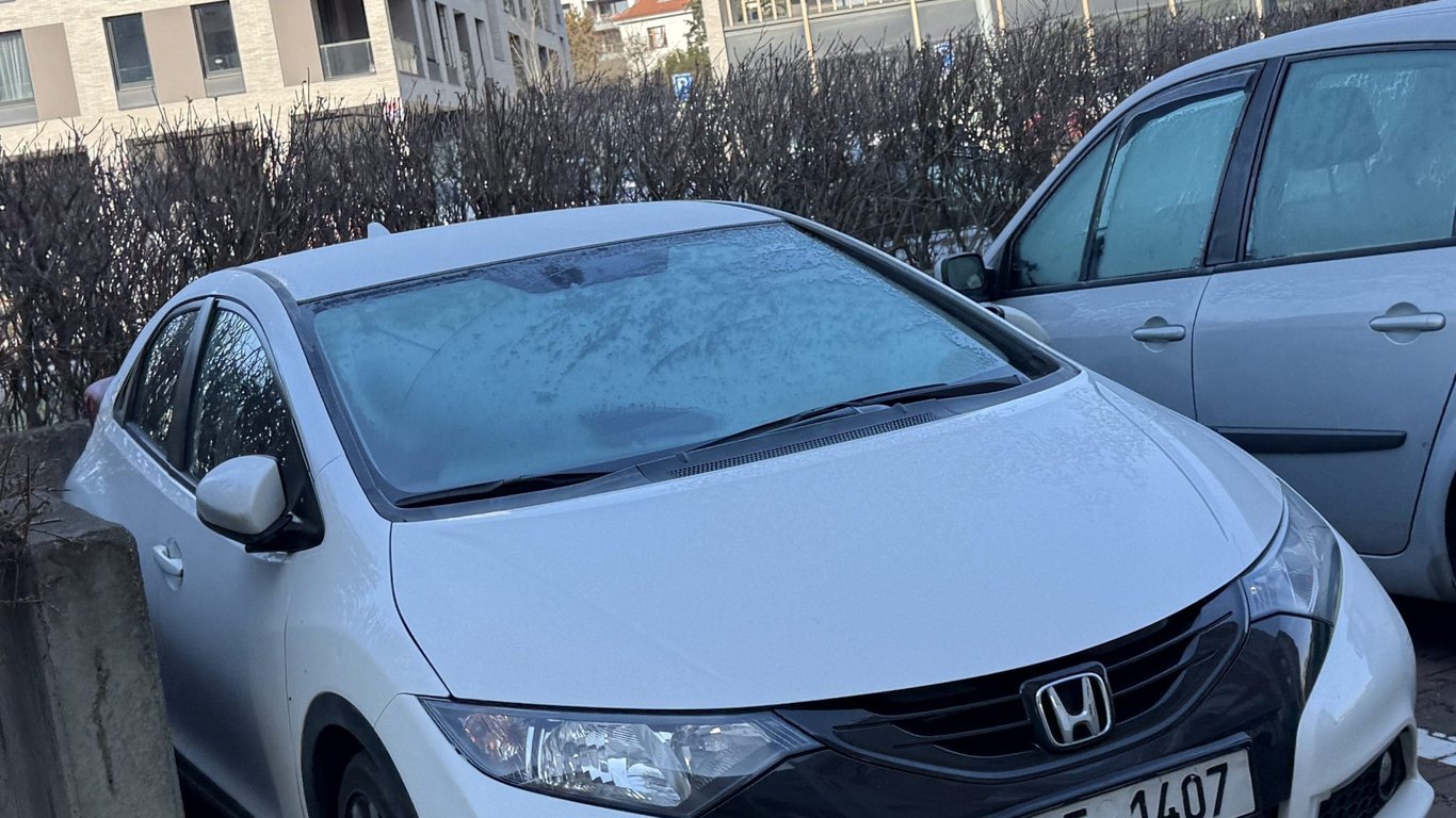 Jednoduchý trik z 80. let 20. století, na který se už zapomnělo. Rozmrazíte sklo svého auta jediným pohybem