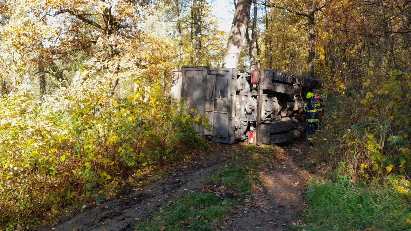 Odporně zapáchající voda vytékala z převráceného náklaďáku, který převážel siláž