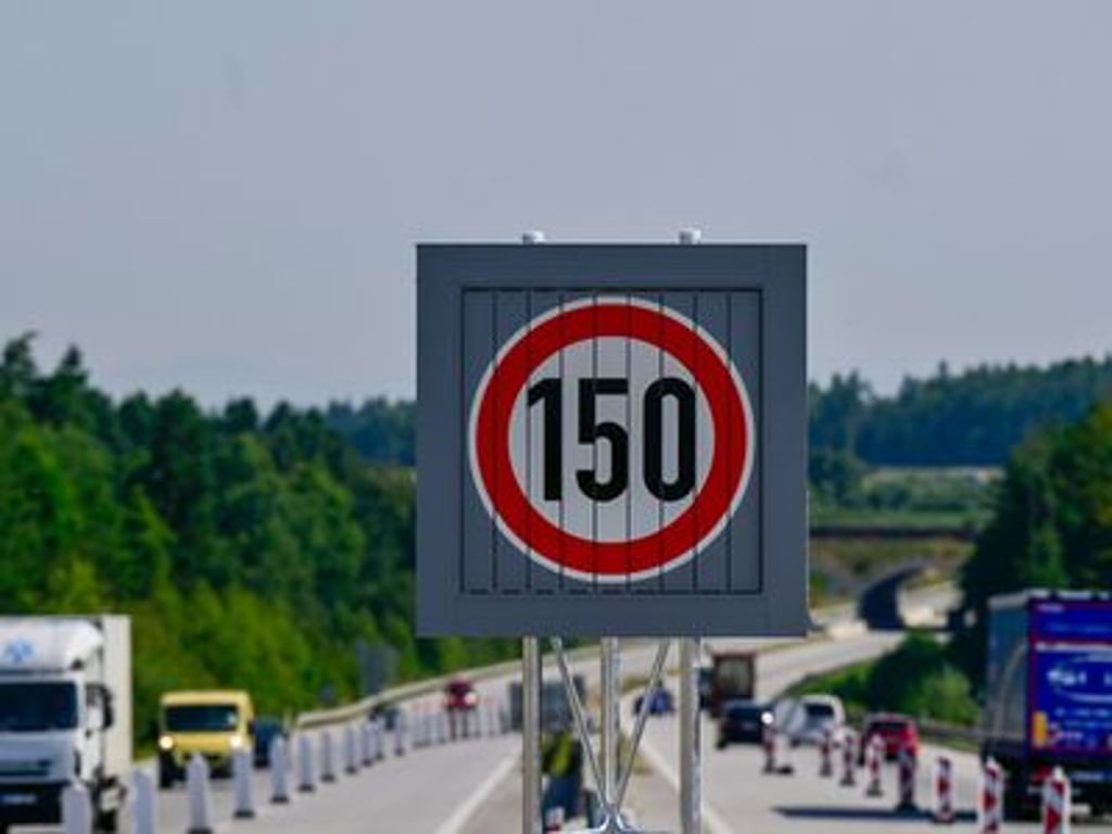Značky už se instalují. První motoristé se rychlostí 150 km/h projedou po dálnici D3