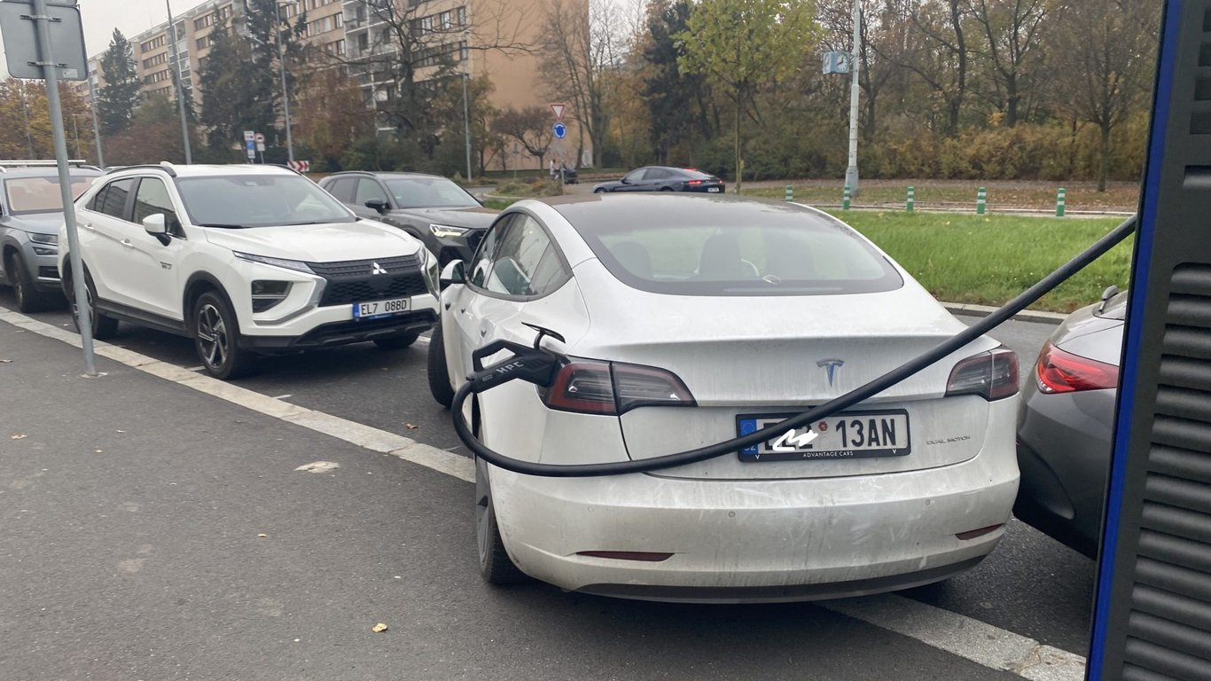 Kolik stojí nabíjení elektromobilu? Srovnejte si sami, jestli se vám vyplatí. Může to být mnohem dražší než tankovat naftu