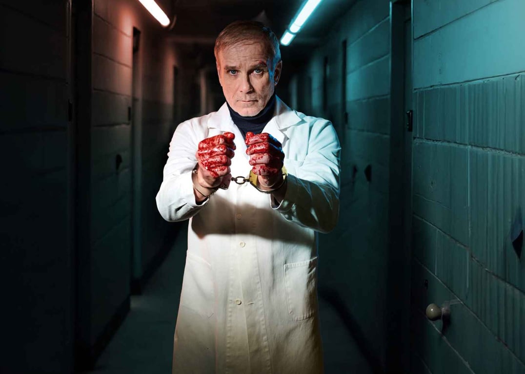 Lukáš Vaculík v roli lékaře podezřelého ze sériových vražd, příběh je inspirován skutečností