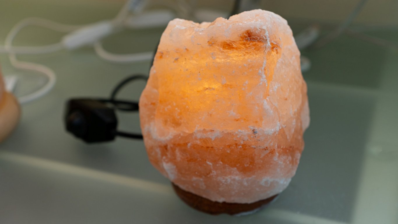 Solná lampa není jen na ozdobu, ale skutečně působí. S tělem dokáže věci, které vás překvapí svou silou