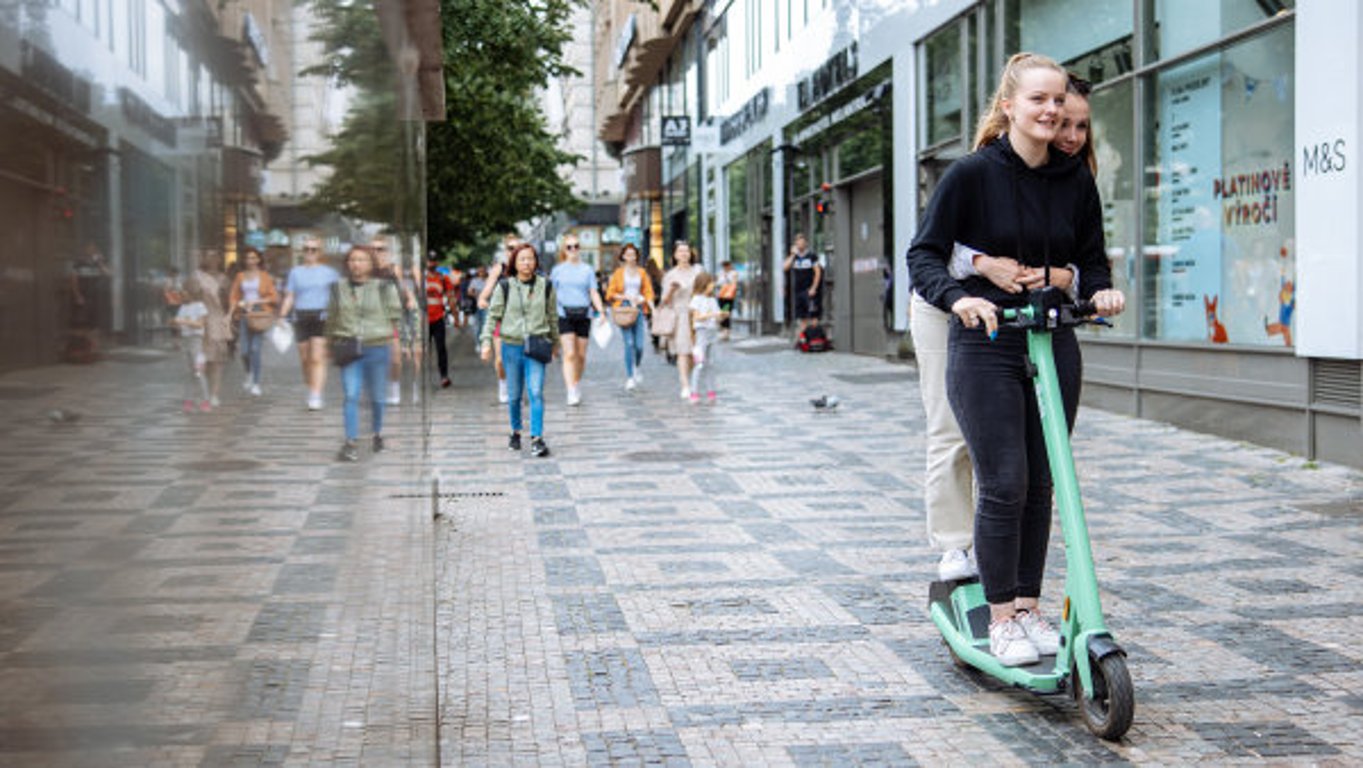 Sdílené elektrokoloběžky v Praze od ledna skončí. Radní zakázali jejich poskytování