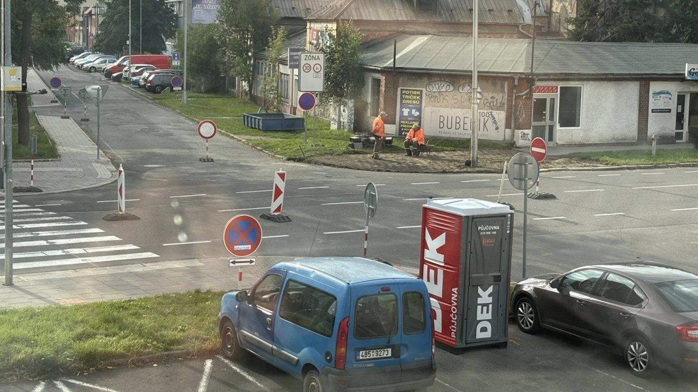 Děláte to řidičům naschvál? Motoristé zuří nad pomalými opravami Pasteurovy