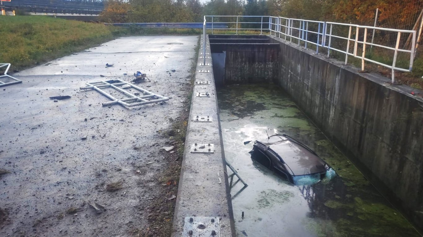 Auto vyletělo z dálnice, prorazilo zábradlí a utopilo se v nádrži na dešťovku