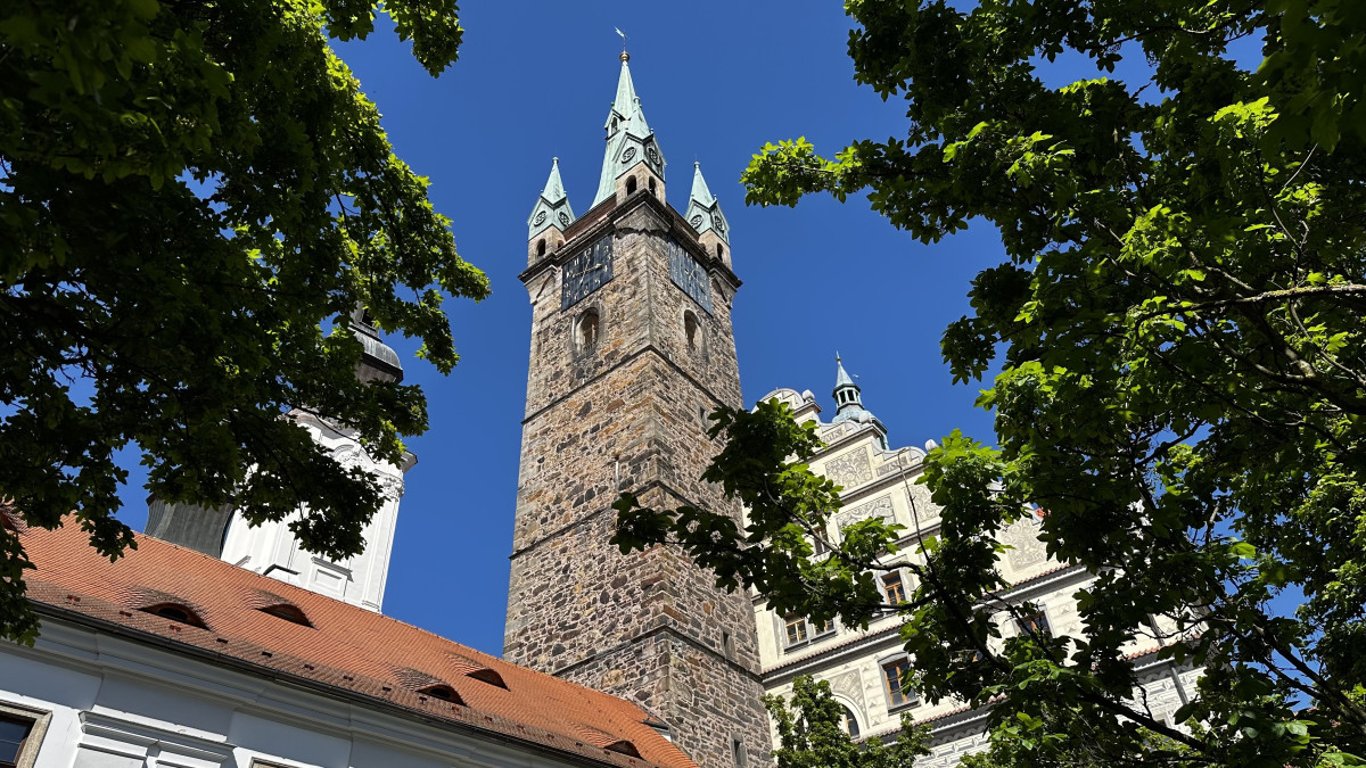 Černá věž dostane nové osvětlení, pracovníci z ní budou viset na laně