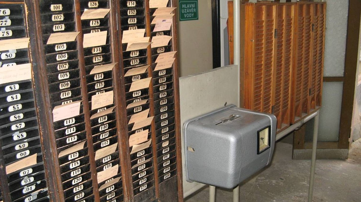 Práce a pracovní etika za socialismu: Povinnosti, společenské normy a všudypřítomná snaha všechno ošidit