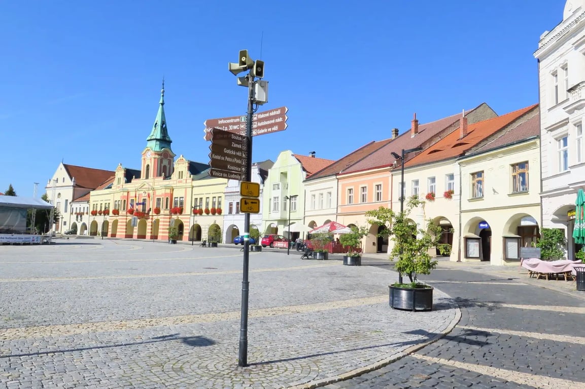 Filmové náměstí ze snímku Jak svět přichází o básníky