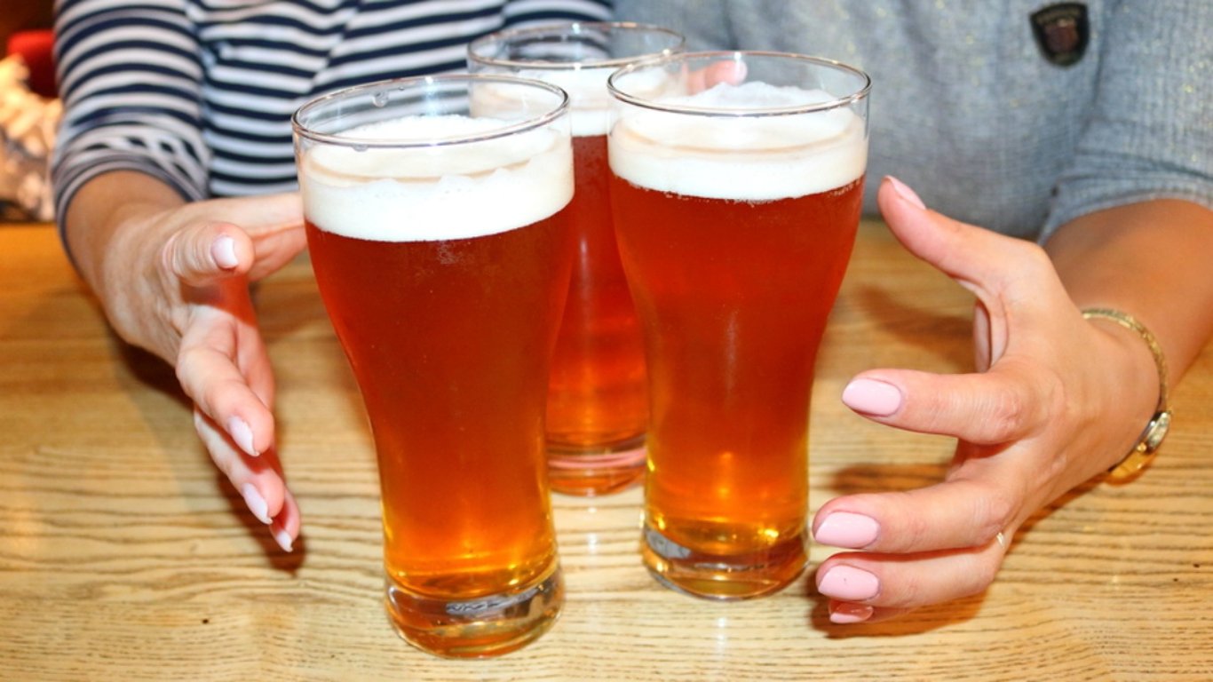 Proč pivo z plechovky chutná jinak? Vědci přišli s překvapivým vysvětlením
