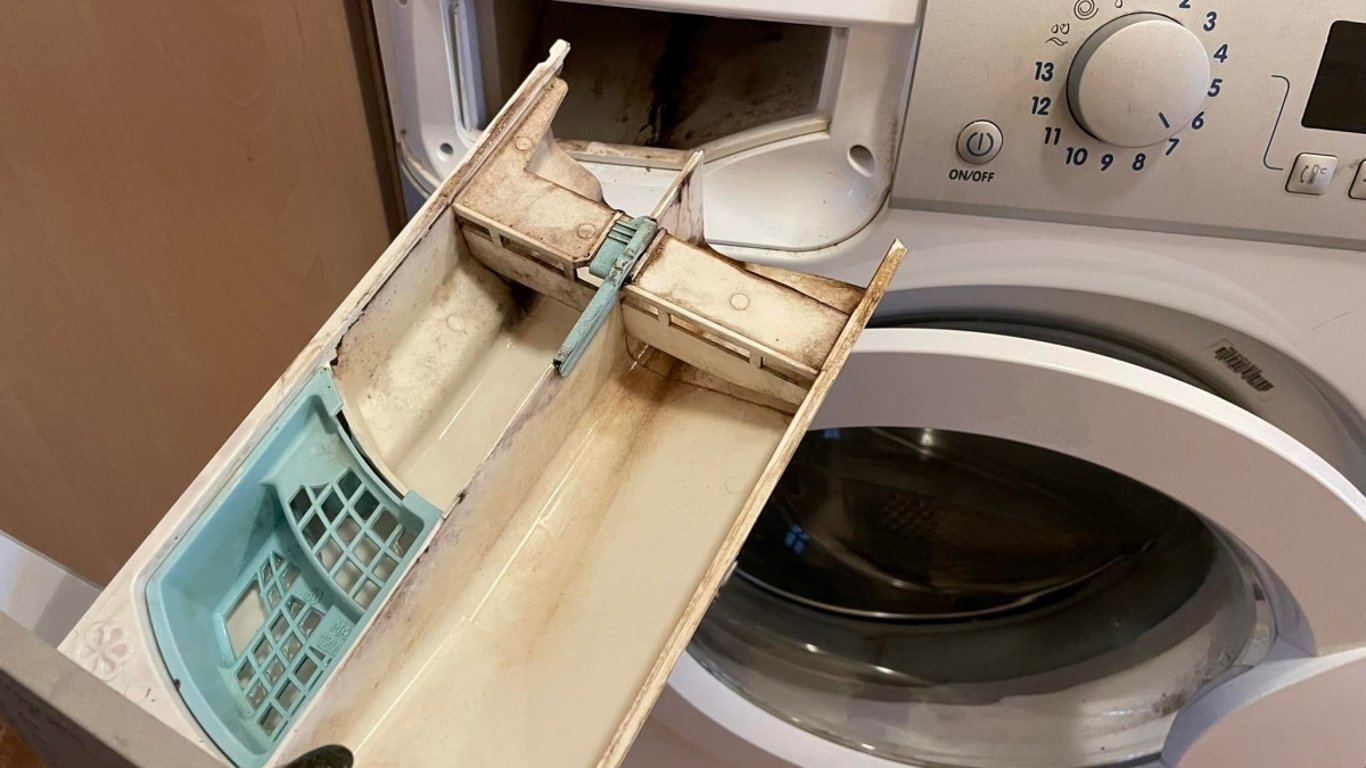 Pračka zapáchala, i když byla čistá. Odborník odhalil chybu, kvůli které to tak bude navždy