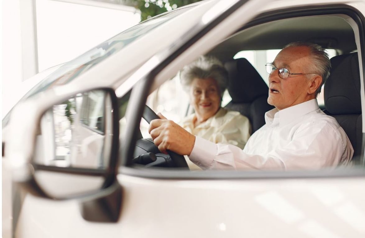 Nová pravidla pro seniory za volantem. Přijdou už v roce 2026. A kdo se jim nepoddá, tomu vezmou řidičák