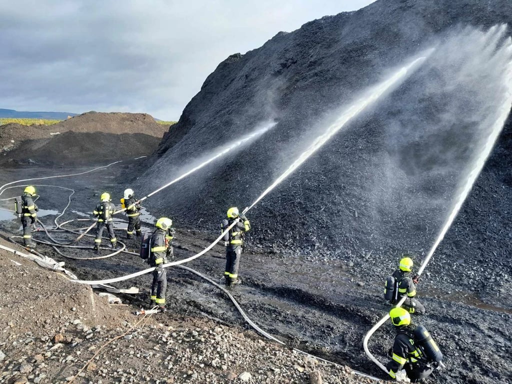 Hasiči 24 hodin likvidovali požár štěpky u Litvínova