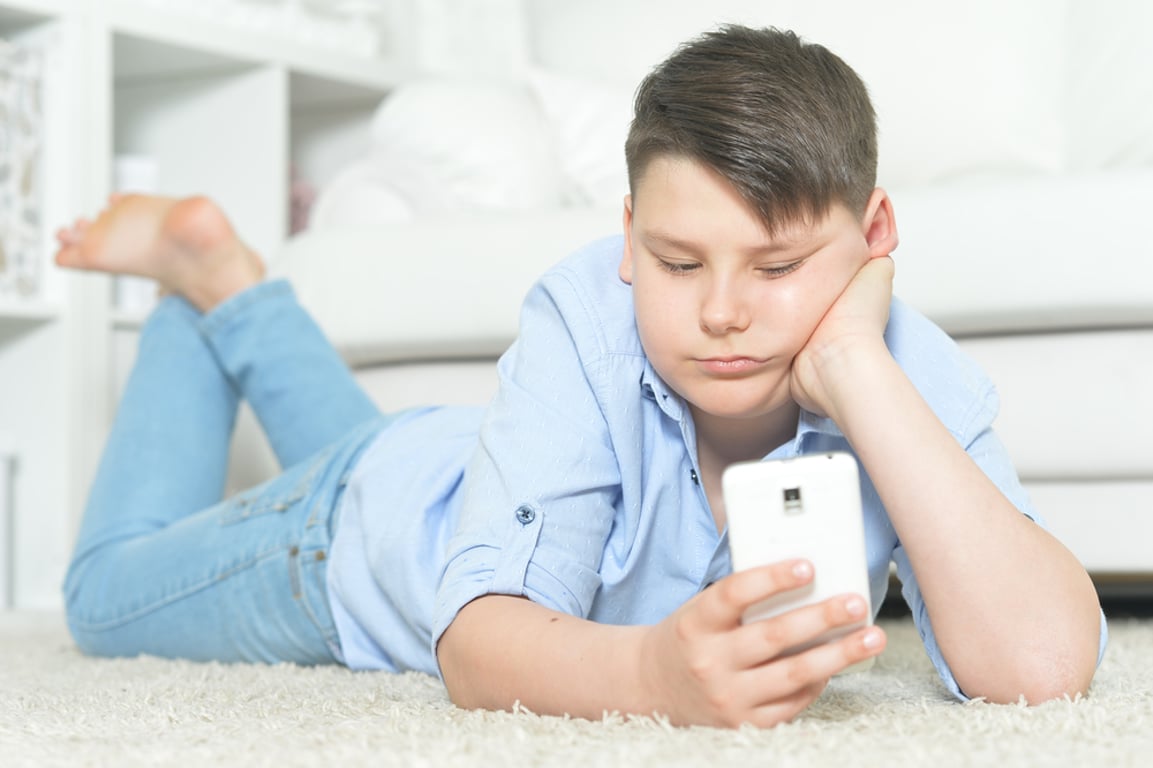 Chlapec si hraje s mobilem