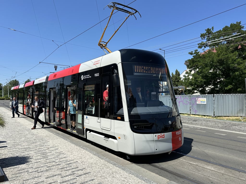 Nové tramvaje pro Prahu prošly technickými zkouškami, v provozu se objeví za tři týdny