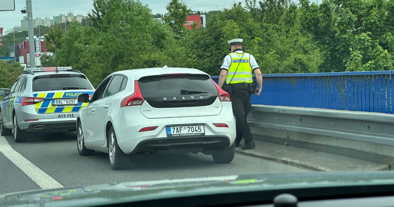 Policejní hlídka a silniční kontrola: Na tuto otázku nikdy nesmíte odpovědět „ano“. Může vás to stát řidičský průkaz
