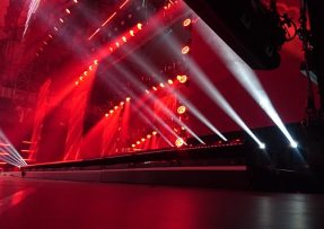 červeně osvětlené pódium