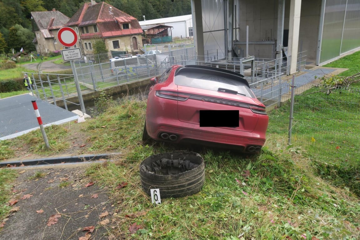 Policejní honičky za kradenými auty na Liberecku. Porsche i Audi Q7 zloději nabourali