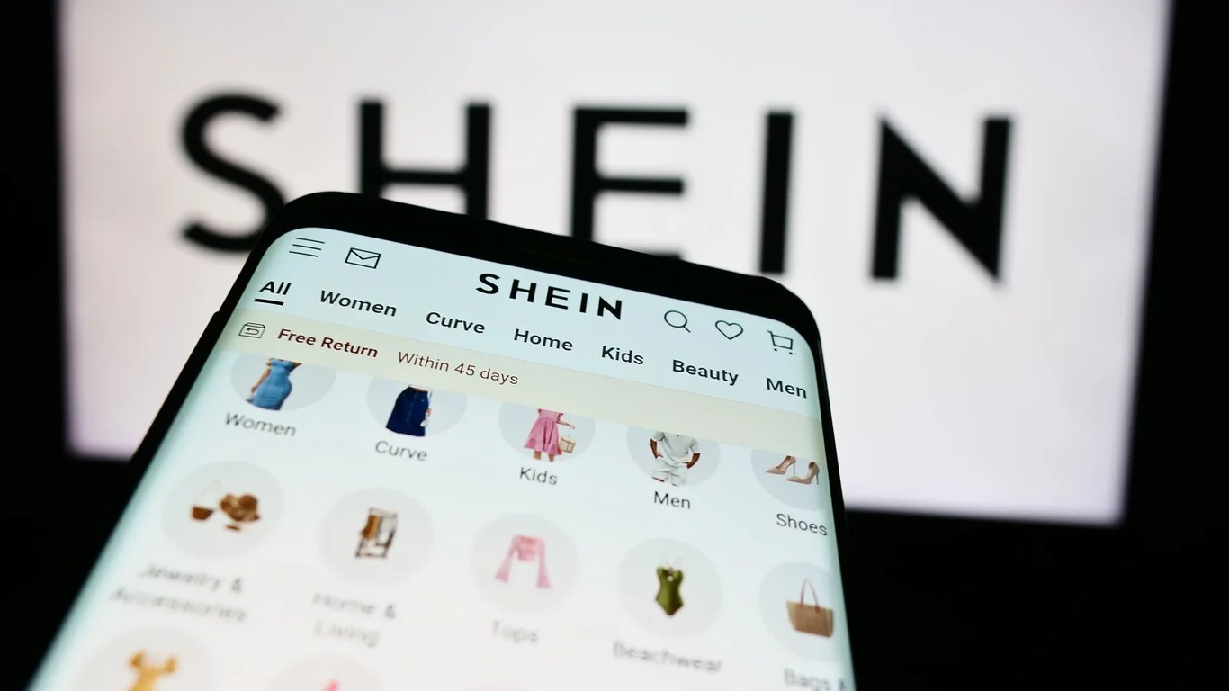 Čínský e-shop otevírá kamennou pobočku v Evropě. Místo front zákazníků dorazili odpůrci s transparenty.