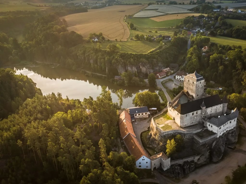 Toto je bezkonkurenčně nejkrásnější trasa pro podzimní výlet v Českém ráji. Zvládnou ji hravě důchodci i děti a nenarazíte na živáčka