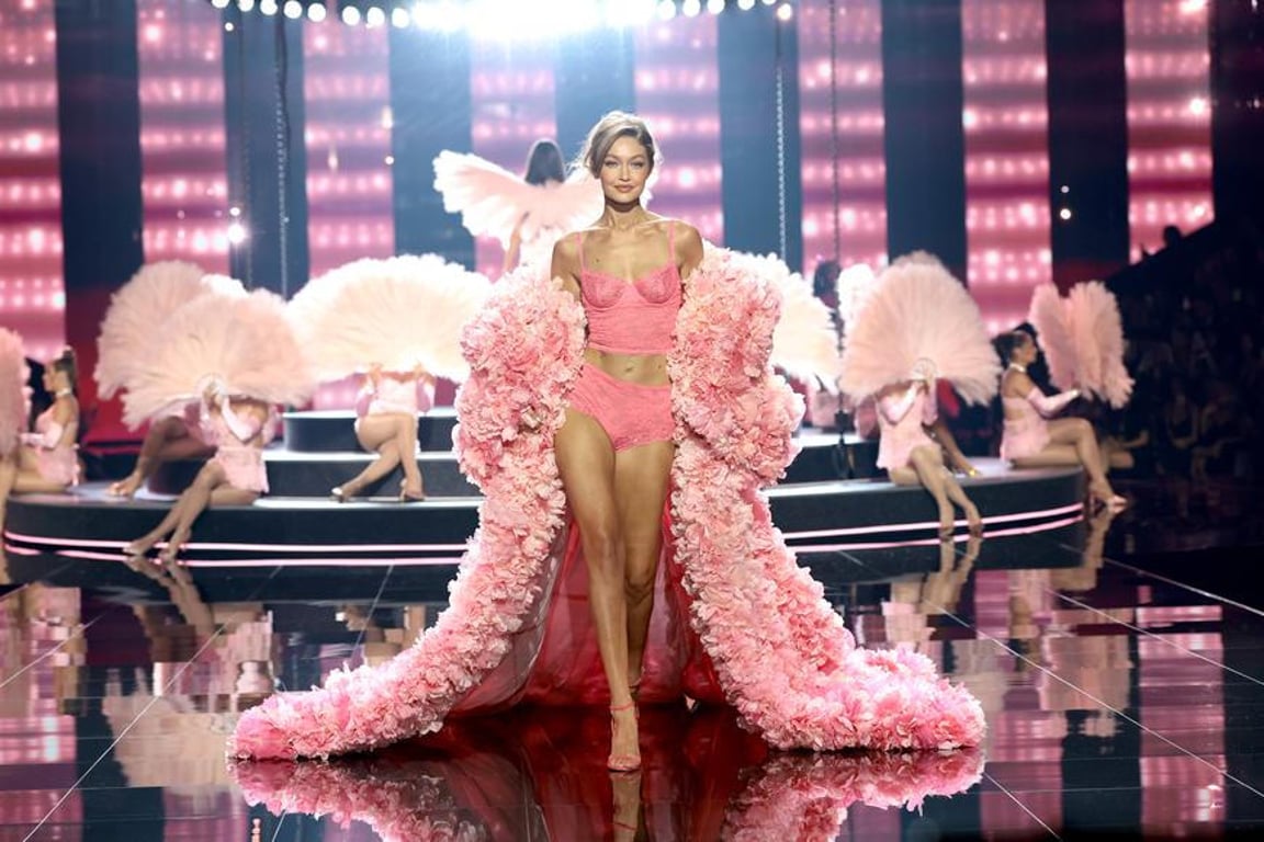 Těhotná modelka, sestry Hadidovy a parádní show. Victoria's Secret jako nikdy předtím