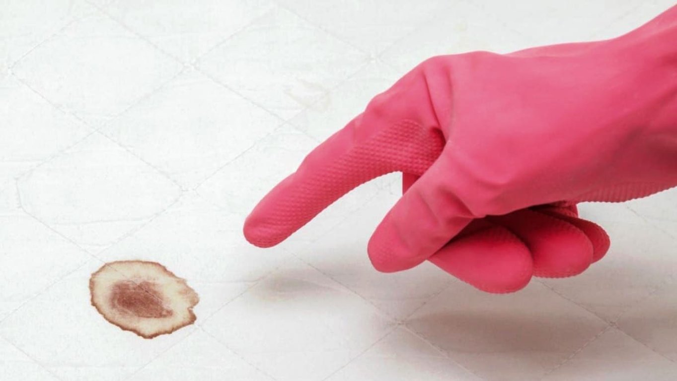 Skvrny od krve nejsou tak beznadějné, jak se může zdát. Pomůže osvědčený postup z běžných surovin, který funguje i na zaschlé