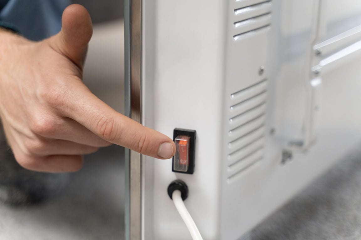 Technik prozradil: tyto spotřebiče v domácnosti vždy na noc vypínejte, jinak si zvyšujete náklady na elektřinu o stovky Kč