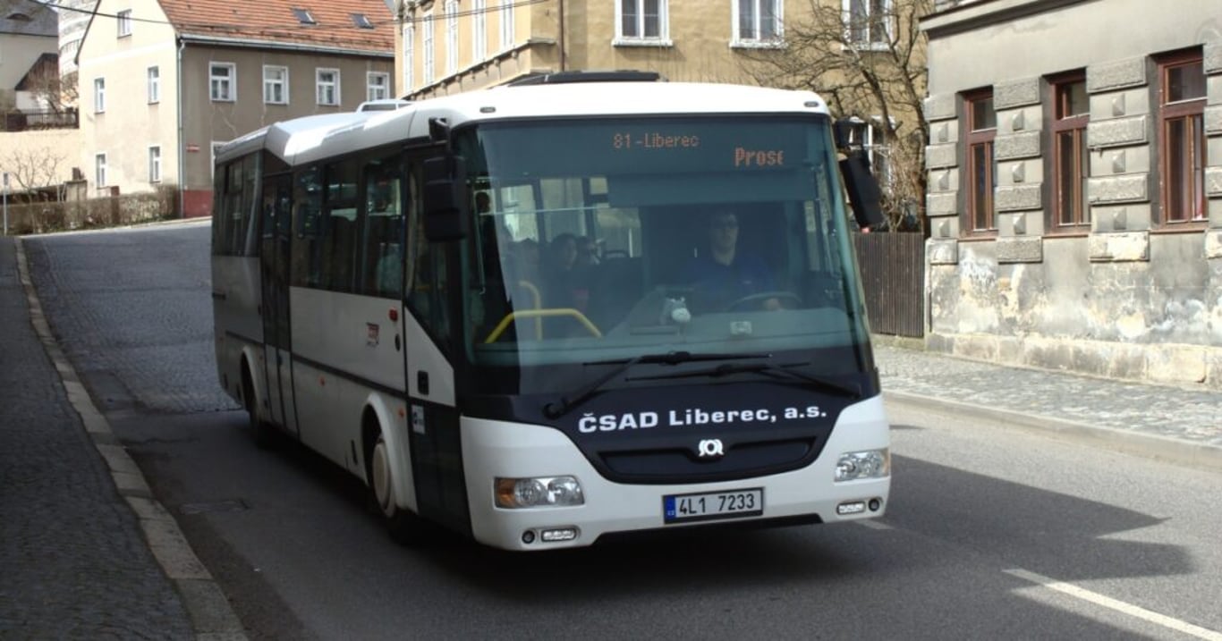 Přestavba starého autobusu na dokonalý domov změnila partnerům život. Jeho dechberoucí interiér pochválili i architekti