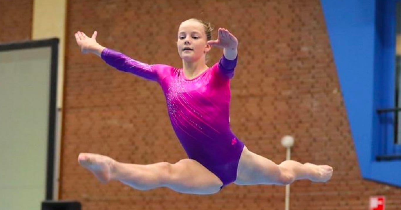 5 gymnastek přišlo na pódium s míčem. Jakmile začala hrát hudba, tak publikum svým představením doslova zhypnotizovaly