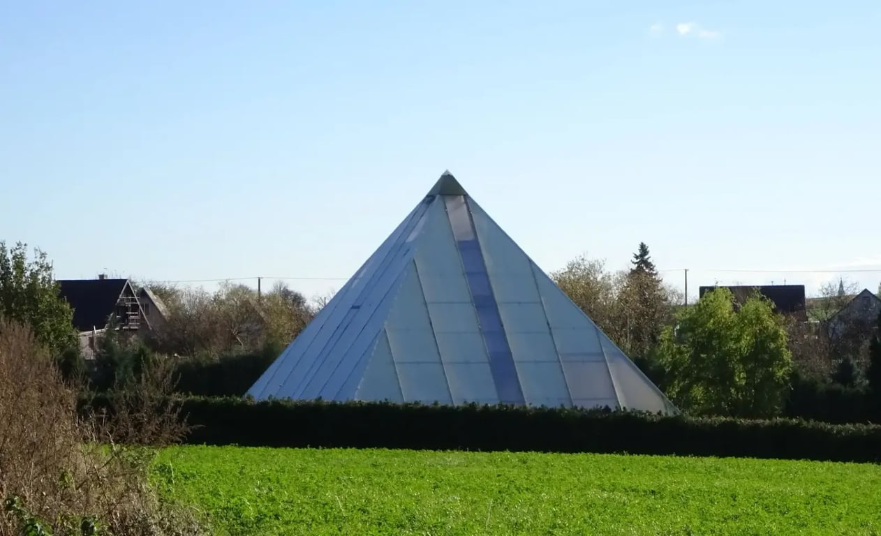 Muž si postavil u Kroměříže obří pyramidu. Má prý zázračné účinky. Vědci se kvůli ní zhádali do krve