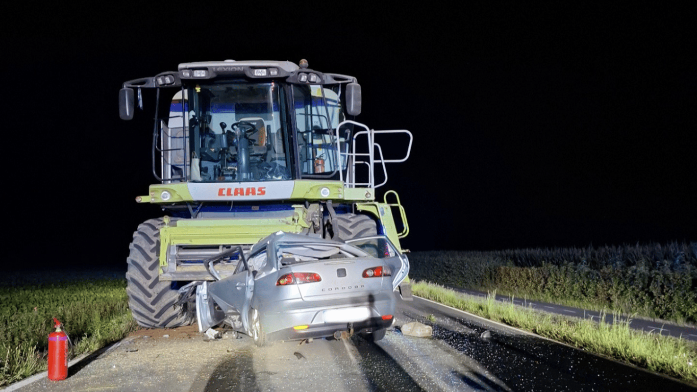Tragická srážka s kombajnem. Čtyřiapadesátiletý řidič přejel u Dolní Libiny do protisměru