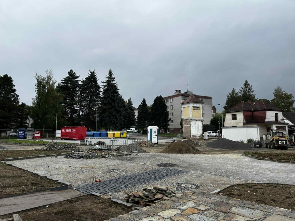 FOTO: V Třešti budují nové parkoviště. Modré zóny nejsou pro starostu na pořadu dne