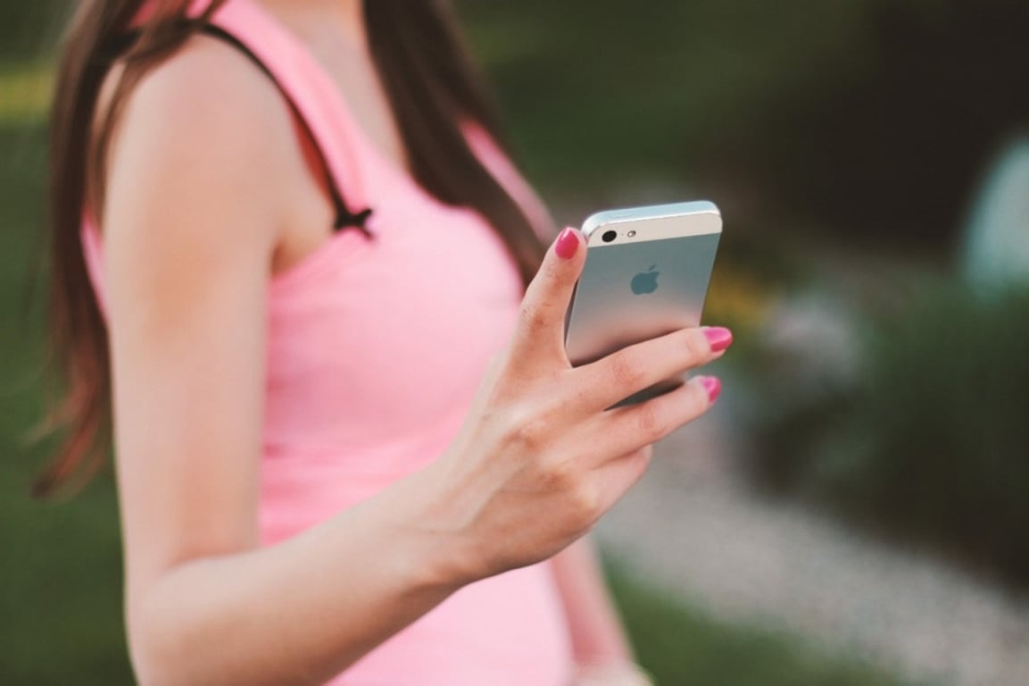 Muž v Jihlavě půjčil dívce mobilní telefon, pak po ní chtěl nahé fotky a videa