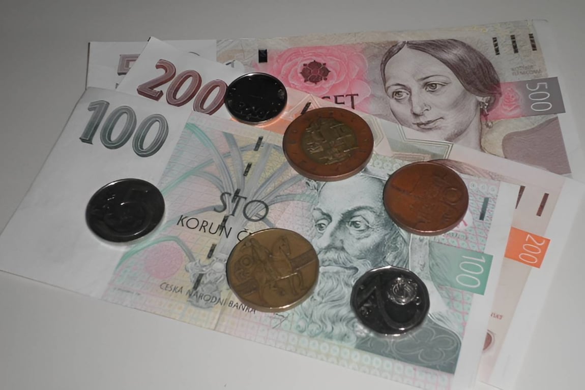 Dnešní stokoruna očima důchodců a jejich rodičů v roce 1989. Čísla jasně ukazují, že se dnes mají lépe