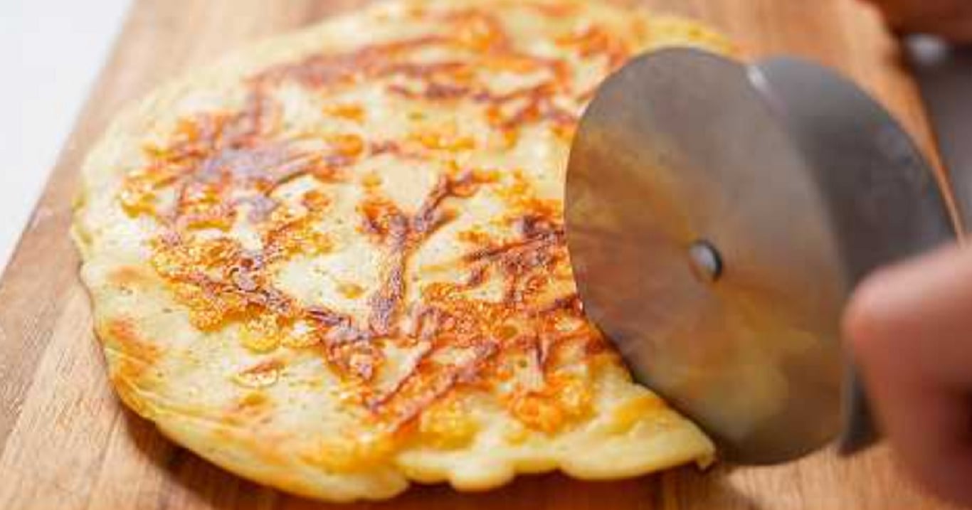 Když nestíhám vařit, dělám na večeři tyto líné placky se sýrovou náplní – ani langoše nebo pizza nechutnají tak dobře