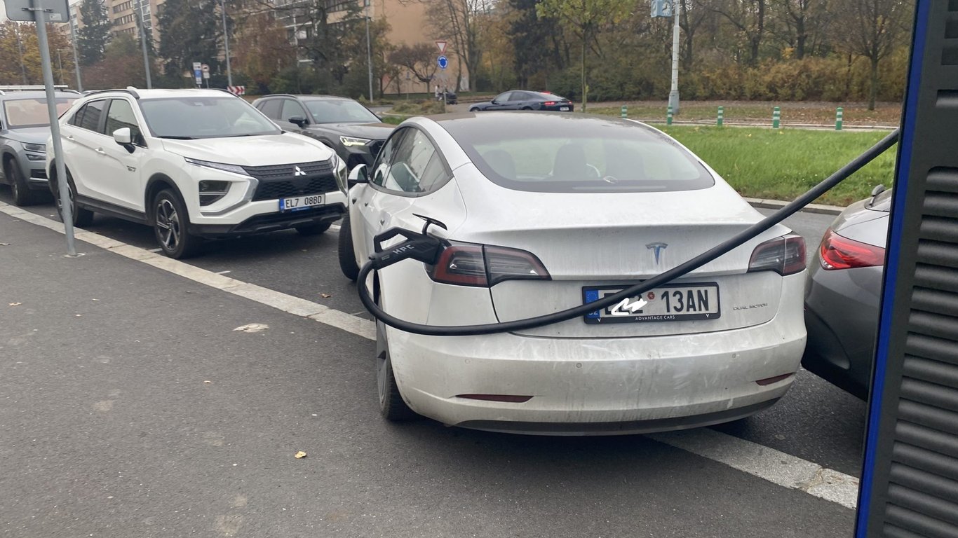 Tesla „koupila“ naše evropské automobilky: Toyota, Ford a 10 dalších si u ní platí právo dál existovat. Suma? 25,2 miliard Kč