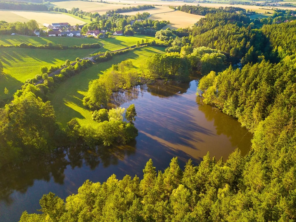 Nejzáhadnější jezero Evropy leží u Domažlic. Jednou do roka se objeví a pak zase zmizí. Cizinci jsou u vytržení, Češi o něm neví