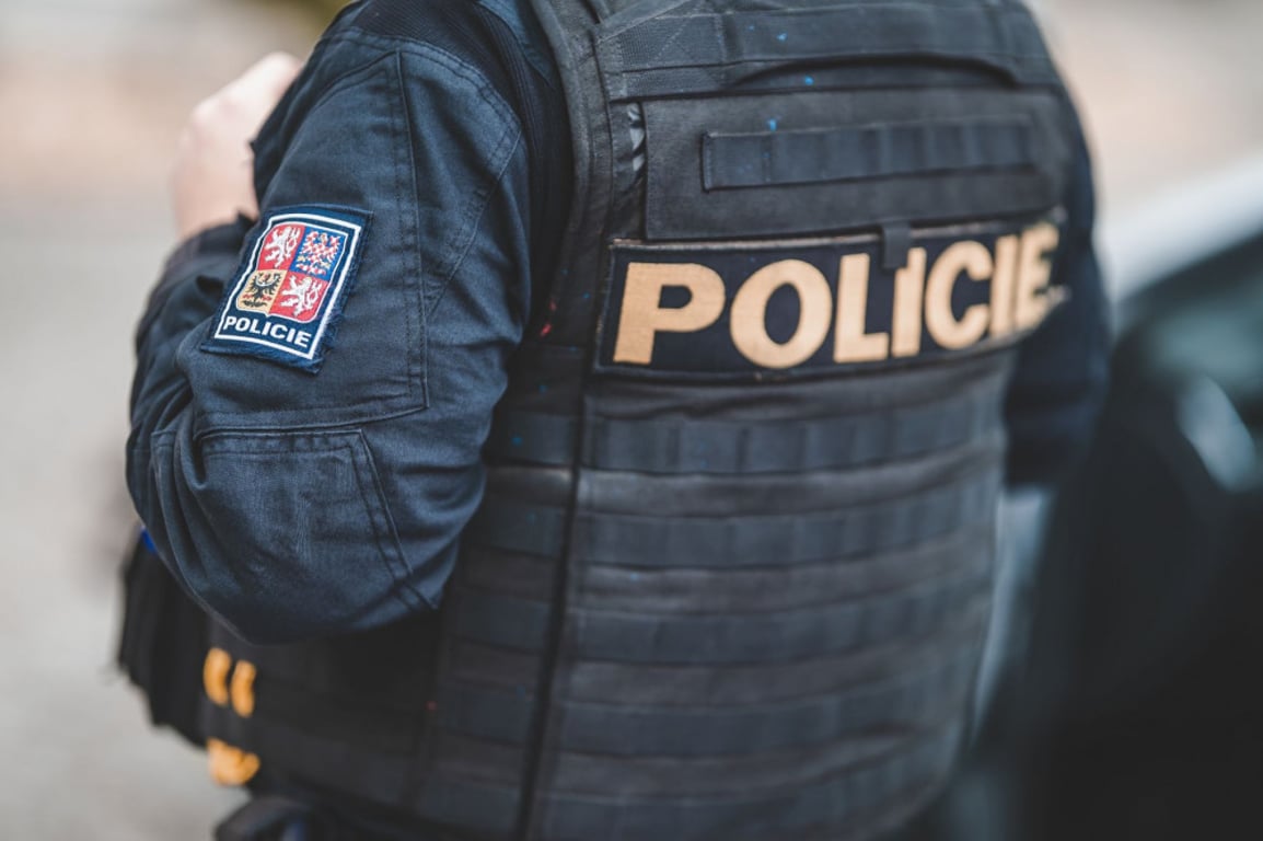 U paneláku v Zábřehu ležel mrtvý muž. Lidé spekulují o vraždě, policie nařídila pitvu