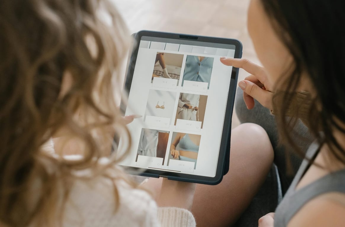 Ženy prohlížející si oblečení na e-shopu